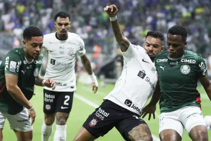 Palmeiras goleia Corinthians, mas Flamengo segue líder do Brasileirão