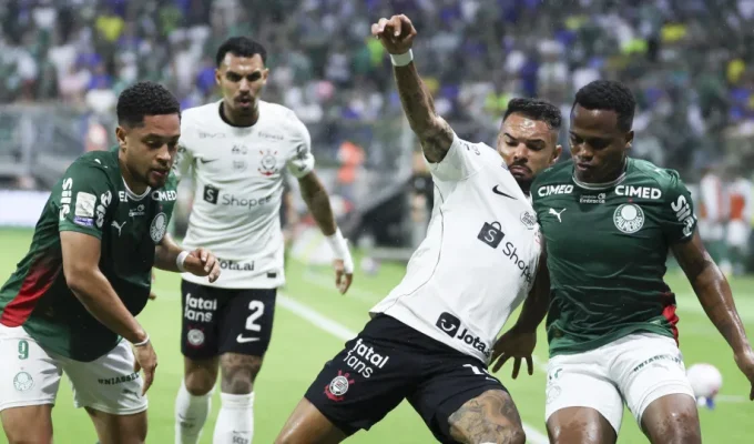 Palmeiras goleia Corinthians, mas Flamengo segue líder do Brasileirão