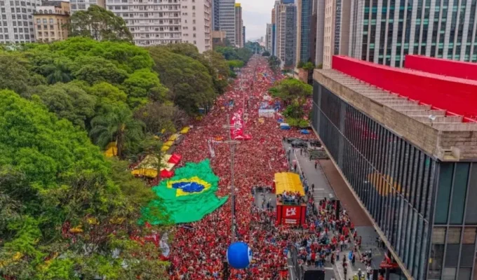 Lula reúne multidão histórica em SP e pede mobilização para o 2º turno