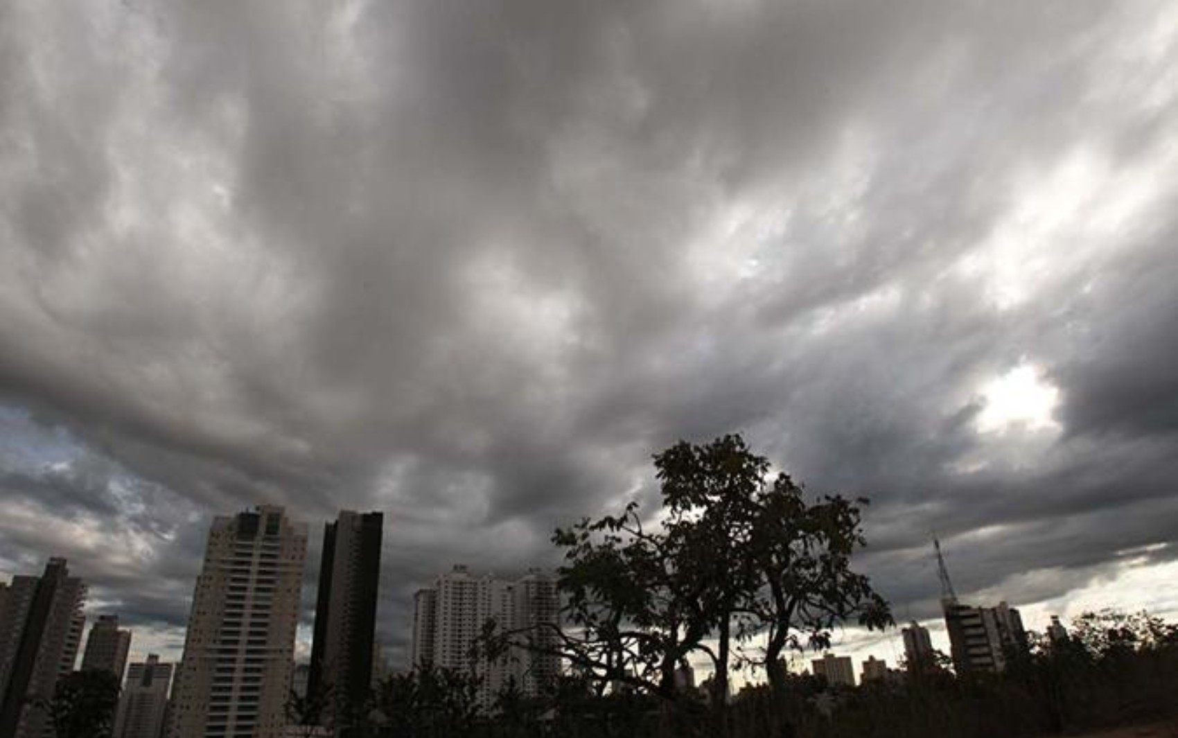 Frente fria pode causar tempestades e ventania em cidades de Goiás; veja lista