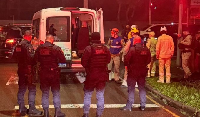 Homem que voltava de viagem com a família é morto a tiros dentro de van após sair do aeroporto na Grande Curitiba