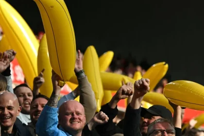 Liverpool-Manchester City foi invadido por bananas. Qual a explicação?