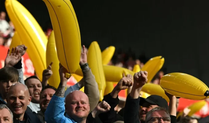 Liverpool-Manchester City foi invadido por bananas. Qual a explicação?