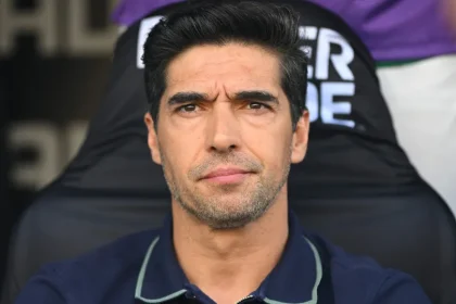 Abel exalta Giay após goleada e pede paciência com Paulinho