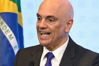 Moraes autoriza Flávio Bolsonaro a retomar visitas ao pai e mantém veto a declarações políticas