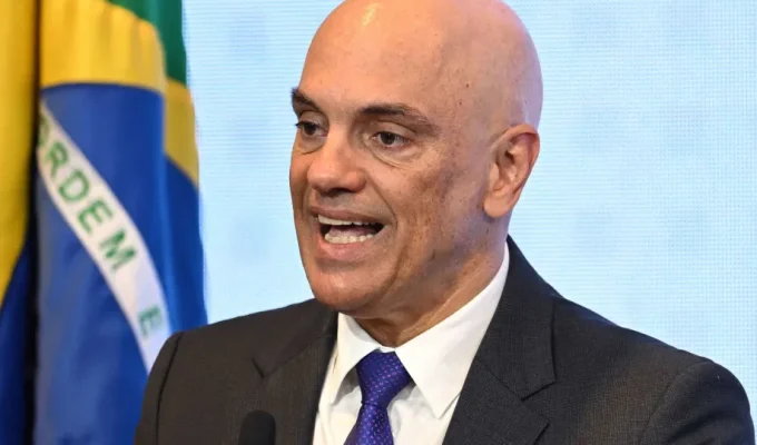 Moraes autoriza Flávio Bolsonaro a retomar visitas ao pai e mantém veto a declarações políticas