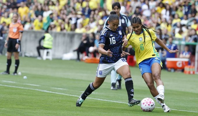 Após cortes, seleção feminina chega a Recife para encarar Argentina