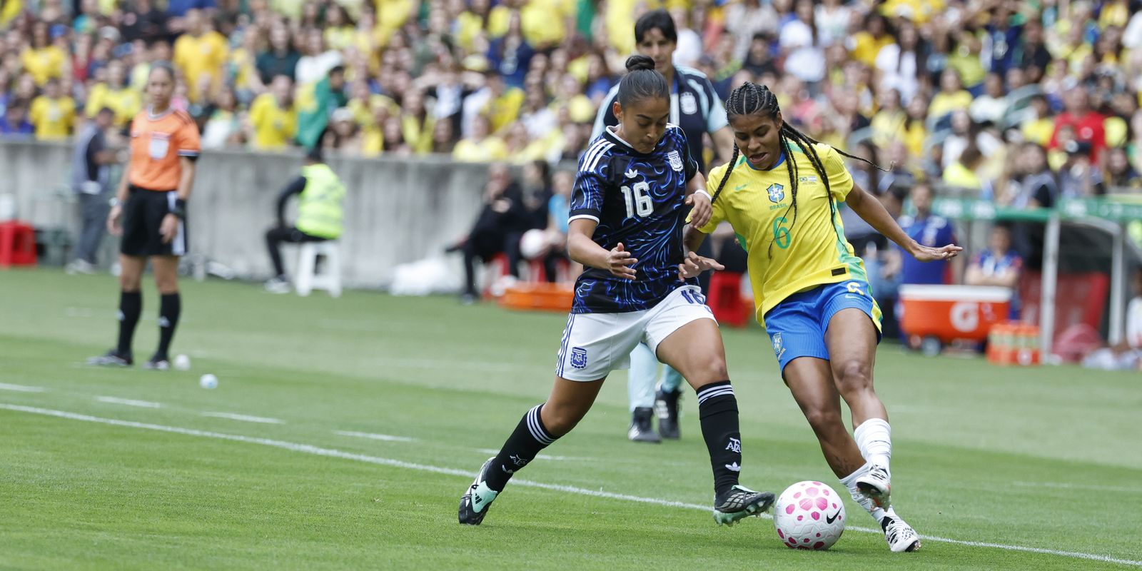 Após cortes, seleção feminina chega a Recife para encarar Argentina