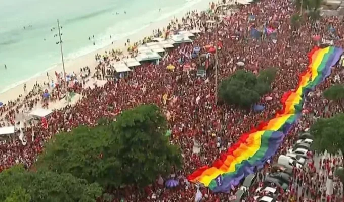 Multidão ocupa sete quarteirões de Copacabana em ato pró-Lula