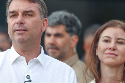 Flávio Bolsonaro participa de missa na Catedral de Brasília
