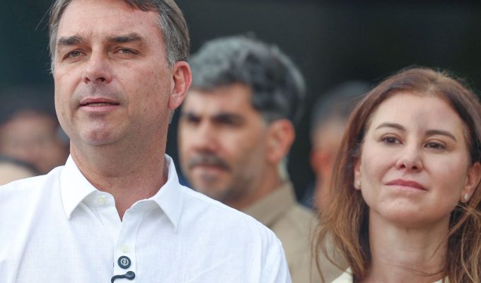 Flávio Bolsonaro participa de missa na Catedral de Brasília