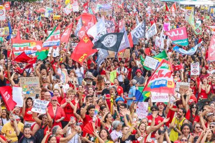 Milhares ocupam Copacabana em ato pela democracia e em apoio a Lula