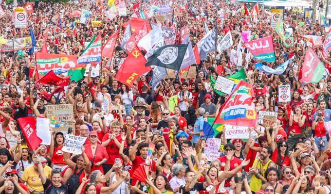 Milhares ocupam Copacabana em ato pela democracia e em apoio a Lula