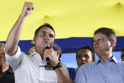 Flávio e Tarcísio espalham vídeo falso sobre ato pró-Lula; TSE reage