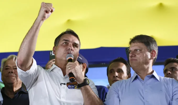 Flávio e Tarcísio espalham vídeo falso sobre ato pró-Lula; TSE reage