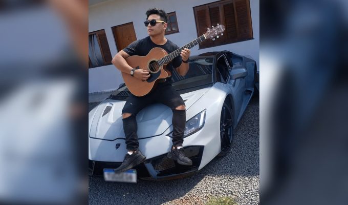 Cantor sertanejo leva quase quatro anos e gasta R$ 80 mil na fabricação de carro para divulgar carreira: ‘Me chamavam de doido’