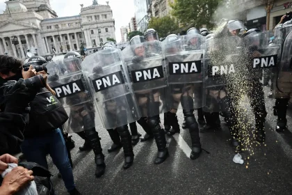 Ajuste de Milei reduz número de novos aposentados em 53% na Argentina