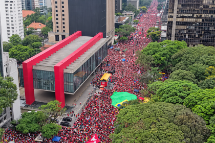 Mais de 1 milhão de pessoas na Av. Paulista em ato pela reeleição de Lula