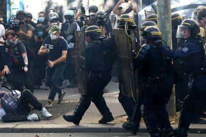 Adolescentes franceses fazem mais um dia de protestos sobre escolas