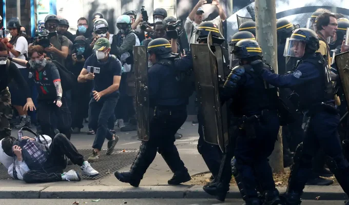 Adolescentes franceses fazem mais um dia de protestos sobre escolas