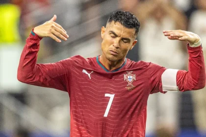 Rio Ferdinand defende Cristiano Ronaldo e acusa Jorge Jesus de mentir