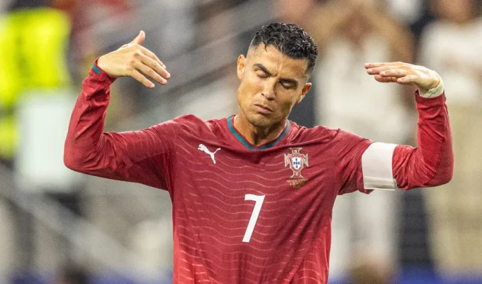 Rio Ferdinand defende Cristiano Ronaldo e acusa Jorge Jesus de mentir