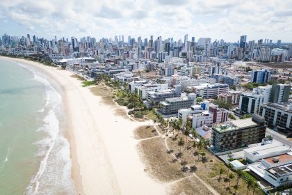 Justiça exige comprovação da capacidade da rede de esgoto para autorizar novas ligações na orla de João Pessoa