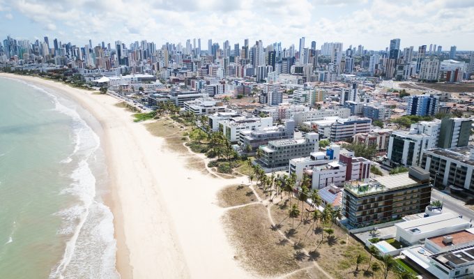Justiça exige comprovação da capacidade da rede de esgoto para autorizar novas ligações na orla de João Pessoa