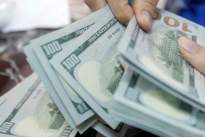 Dólar sobe 0,74% e volta a fechar acima de R$ 5