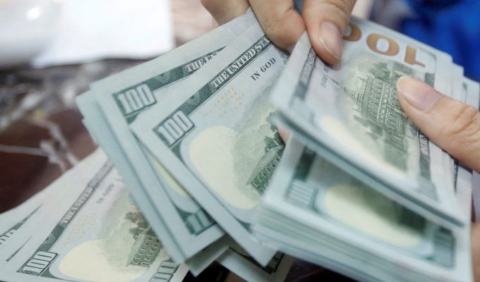 Dólar sobe 0,74% e volta a fechar acima de R$ 5