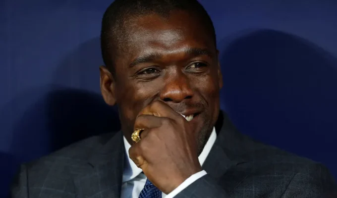 Nome de Seedorf tem resistência interna e fragiliza presidente do Corinthians