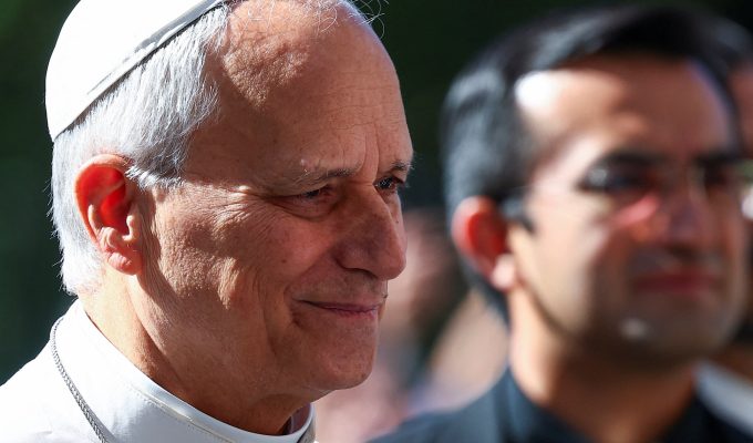 Papa Leão XIV foi hospitalizado com febre tifoide em 1985; momento foi decisivo em sua trajetória