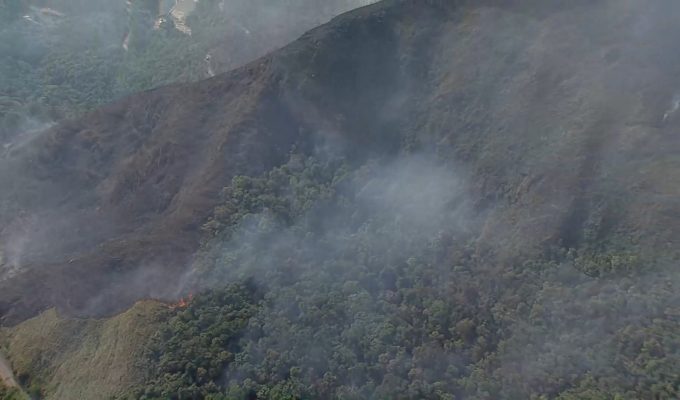 Incêndio atinge Morro do Pires, em Nova Lima, e mobiliza bombeiros e brigadistas
