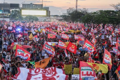 Milhares de estudantes tomam a Esplanada em apoio a Lula