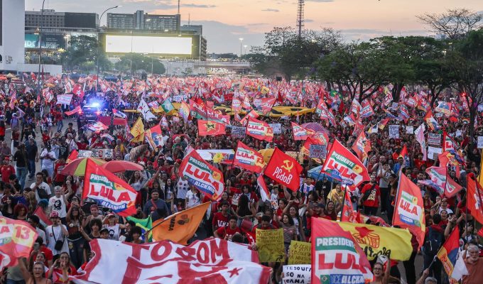Milhares de estudantes tomam a Esplanada em apoio a Lula