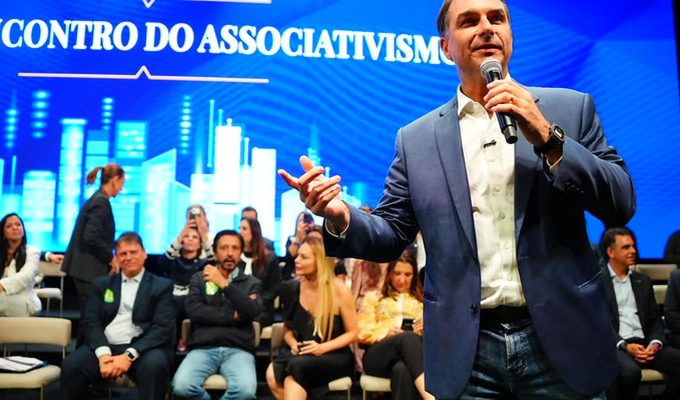 Flávio faz visita ao pai em prisão domiciliar e recebe apoios em SP