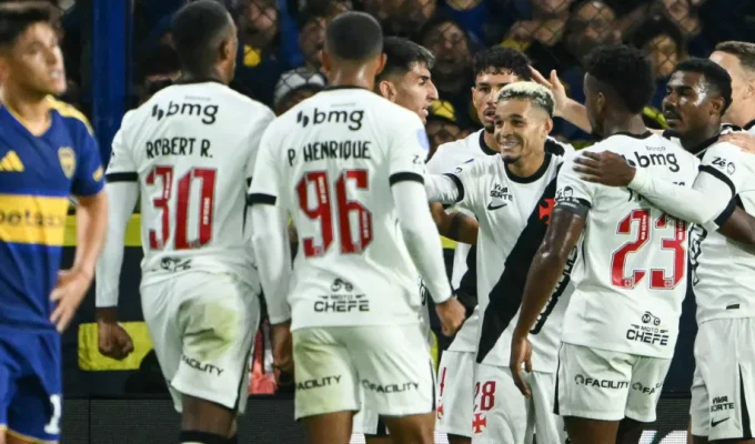 Vasco marca com Adson, se segura após expulsão e vence Boca na Bombonera