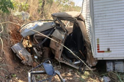 Caminhoneiro perde controle da direção após caminhão apresentar problema mecânico e bate em barranco na MG-188