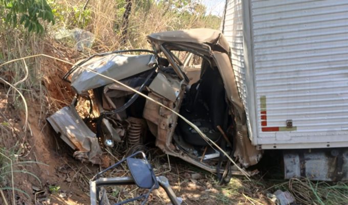 Caminhoneiro perde controle da direção após caminhão apresentar problema mecânico e bate em barranco na MG-188