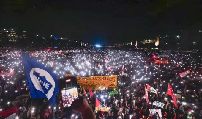 Milhares de estudantes tomam a Esplanada em apoio a Lula