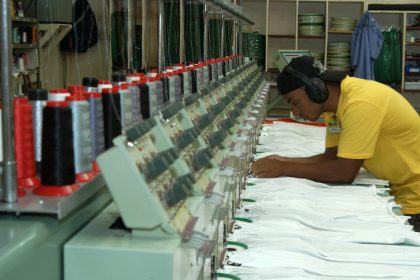 Confiança da indústria sobe em outubro, mas setor segue pessimista