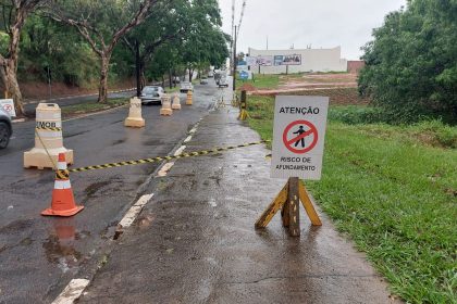 Chuva provoca erosão sob ponte em avenida de Presidente Prudente; local é sinalizado por risco de afundamento