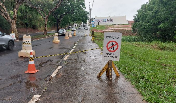 Chuva provoca erosão sob ponte em avenida de Presidente Prudente; local é sinalizado por risco de afundamento