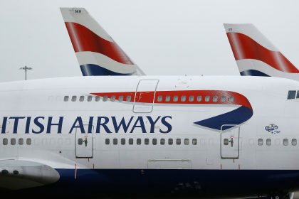 Janela de avião trinca durante voo de Londres a Portugal, e piloto retorna ao aeroporto de origem