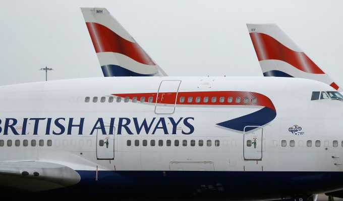 Janela de avião trinca durante voo de Londres a Portugal, e piloto retorna ao aeroporto de origem