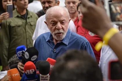 Meta diz ter tomado medidas, mas continua criando imagens sobre Flávio e não sobre Lula