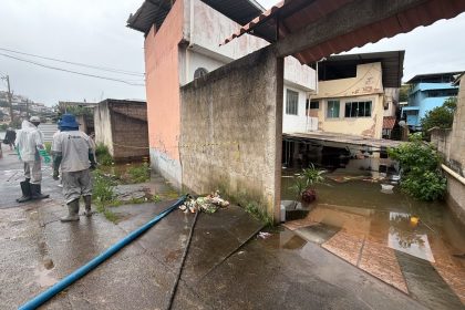 Mais de 100 mil litros de água invadiram casas após rompimento de tubulação em Juiz de Fora
