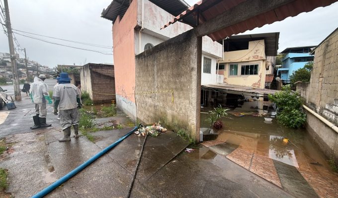 Mais de 100 mil litros de água invadiram casas após rompimento de tubulação em Juiz de Fora