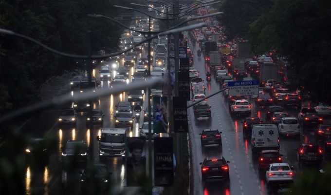 Chuva alaga ruas do centro e deixa um morto na zona norte de São Paulo