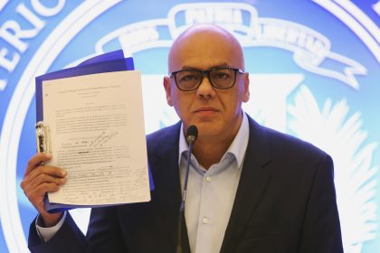 Governo Trump retira sanções contra irmão da presidente interina da Venezuela